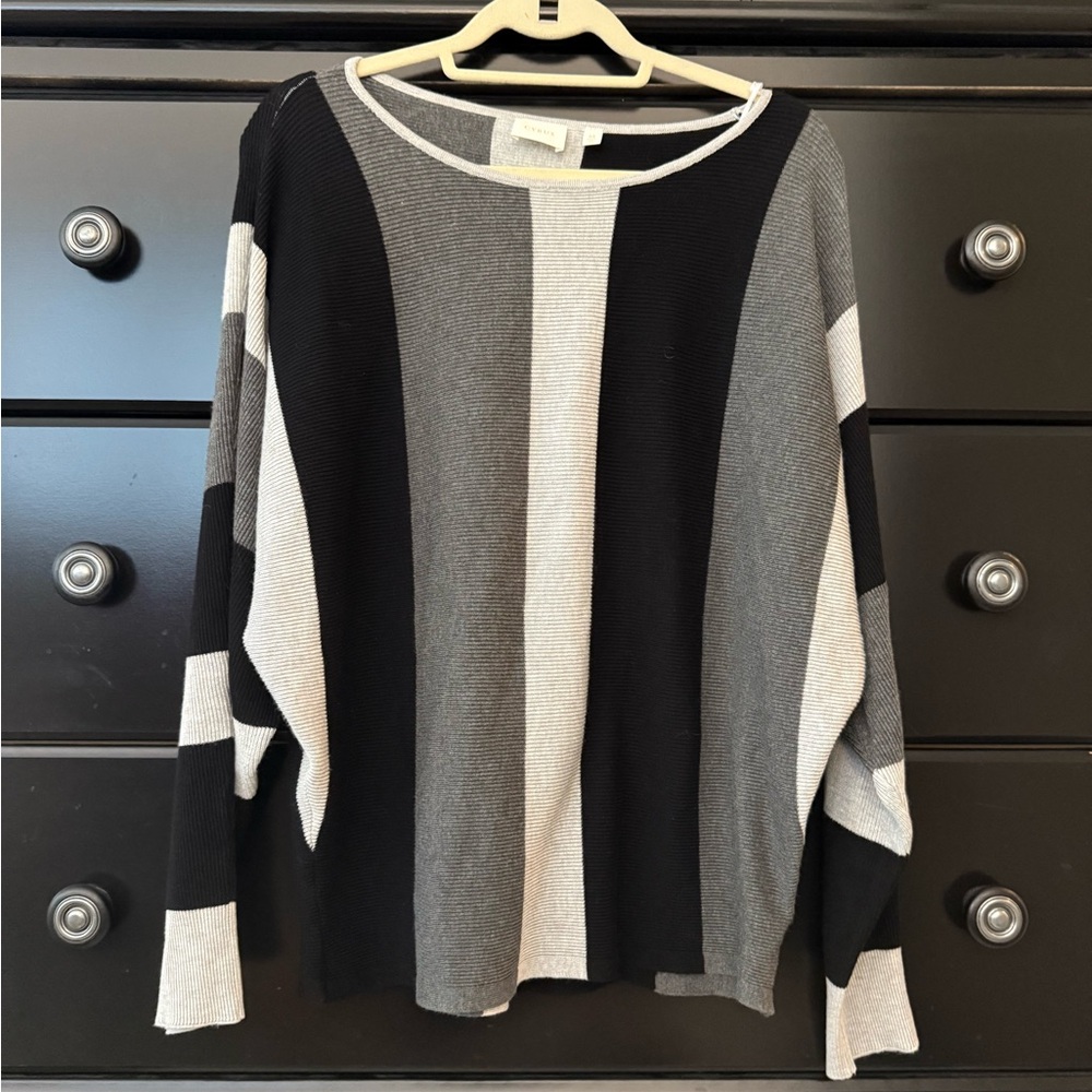 Cyrus Women's Black and Gray Sweater